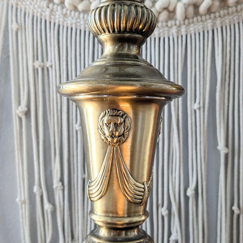 Vintage Brass Lamp with Lion Heads – Three-Way Switch – Elegant & Timeless
